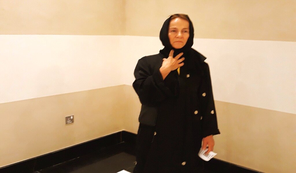 Молодая, красивая, стоит тут одна