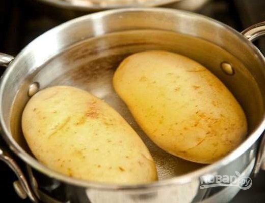 
Картофель для окрошки отварим в кожице. Заодно сварим яичка. Остудим.
