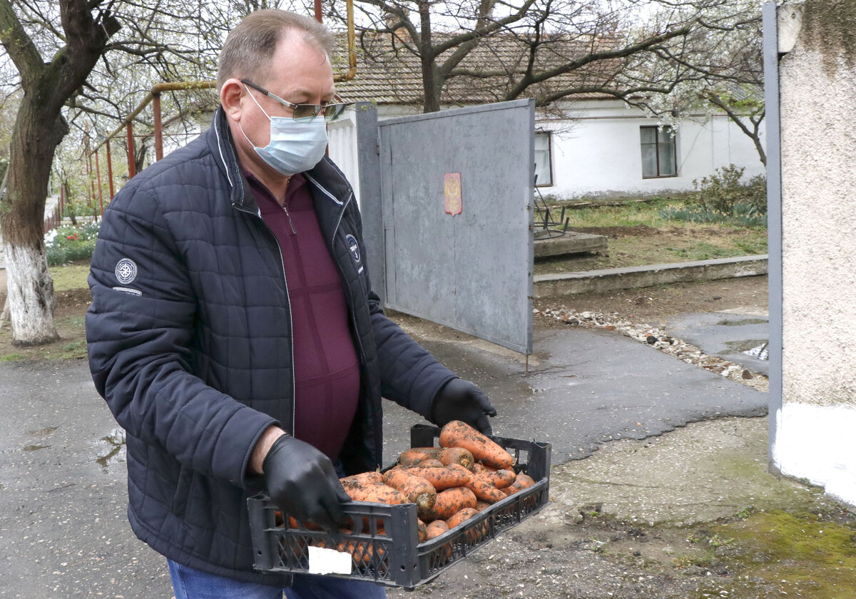 Депутат Госсовета РК А. Шувалов, когда рванули цены на морковь, привозил её малообеспеченным крымчанам