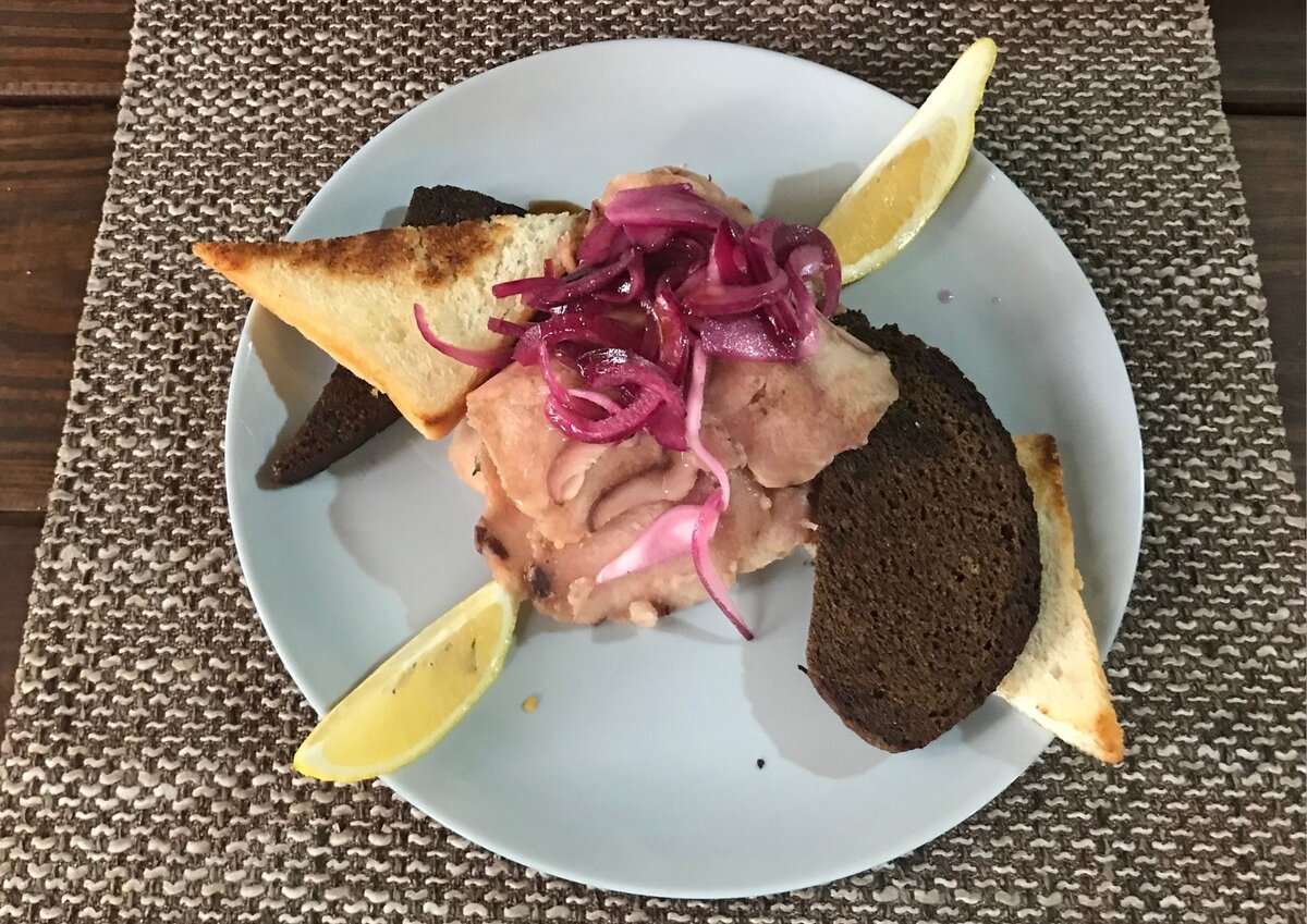 Эту строганину нам подавали в ресторане на Куршской косе