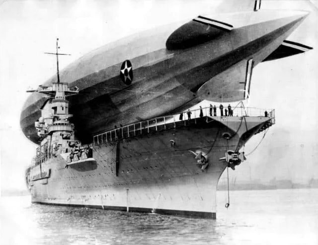 Дирижабль USS Los Angeles приземляется на USS Saratoga, январь 1928 г.

