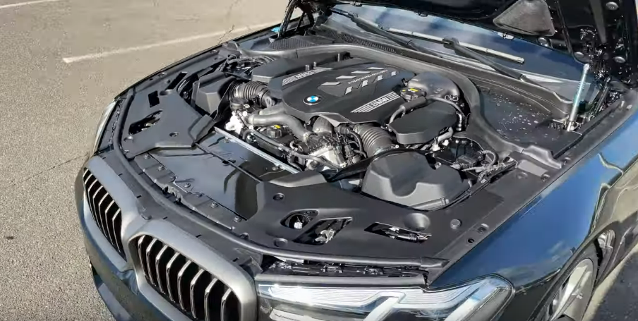 Подкапотное пространство издалека, вид справа.