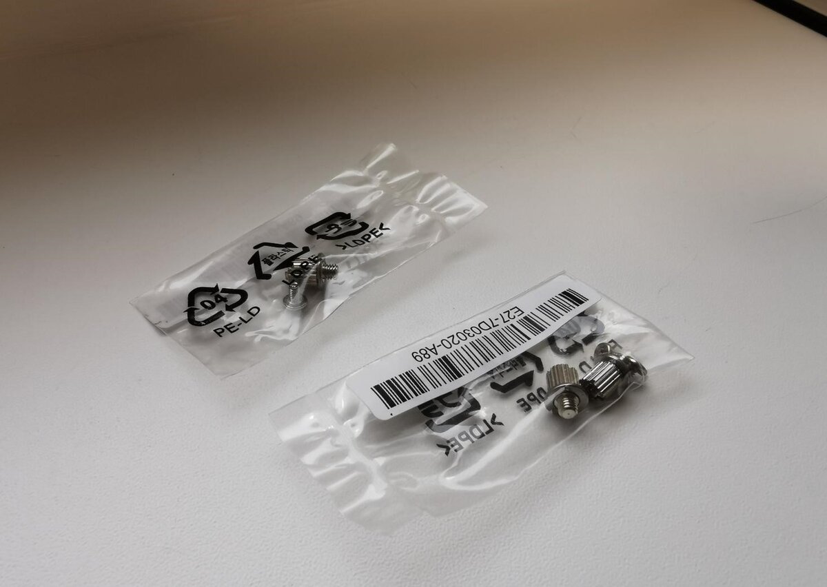 Присутствуют так же дополнительные болтики крепления для разъёмов M2 под SSD NVMe разной длинны.