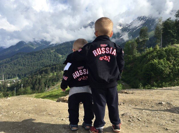 Вот она, приграничная Карелия. Жорик (справа) с младшим братишкой.