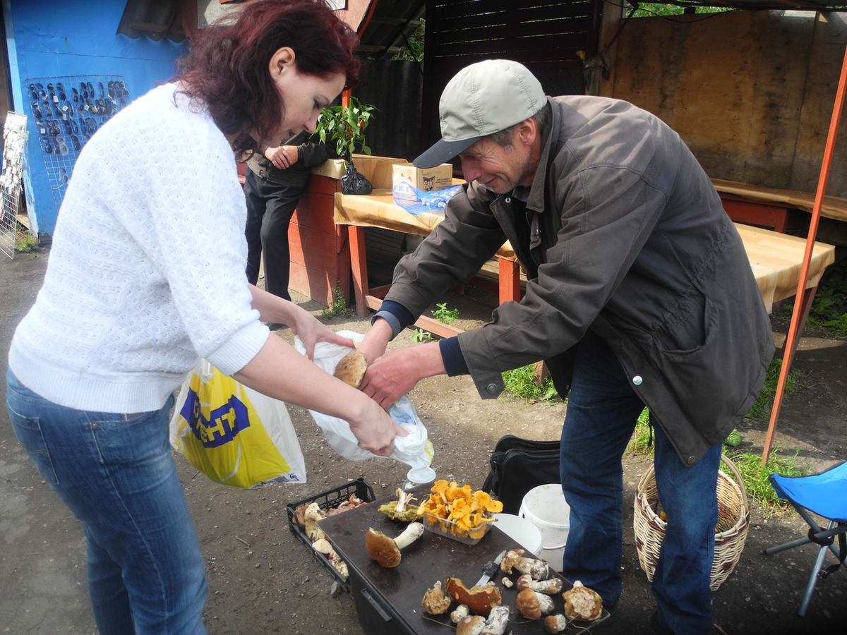 Моя подруга покупает грибы на нашем сельском рынке.