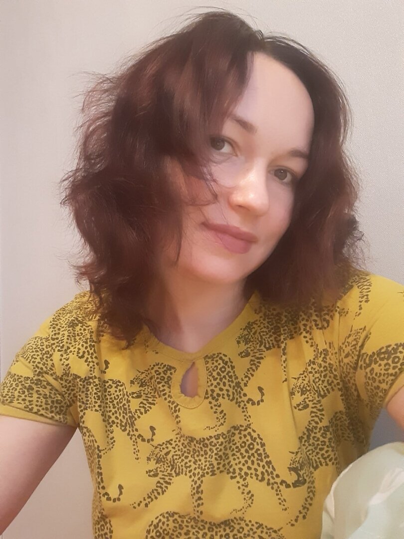 Селфи, такое селфи. Но в общих чертах, как обрамляет лицо, видно. Мастер учла мой естественный завиток и его перспективу при росте.