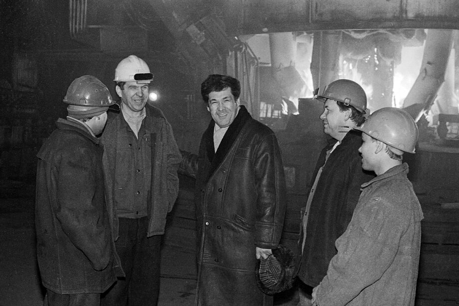 Холдинг «СДС» создавался в 90-х при активной поддержке бывшего главы Кузбасса Амана Тулеева (в центре). 1 декабря 1993 года. Фото: Анатолий Кузярин/Фотохроника ТАСС