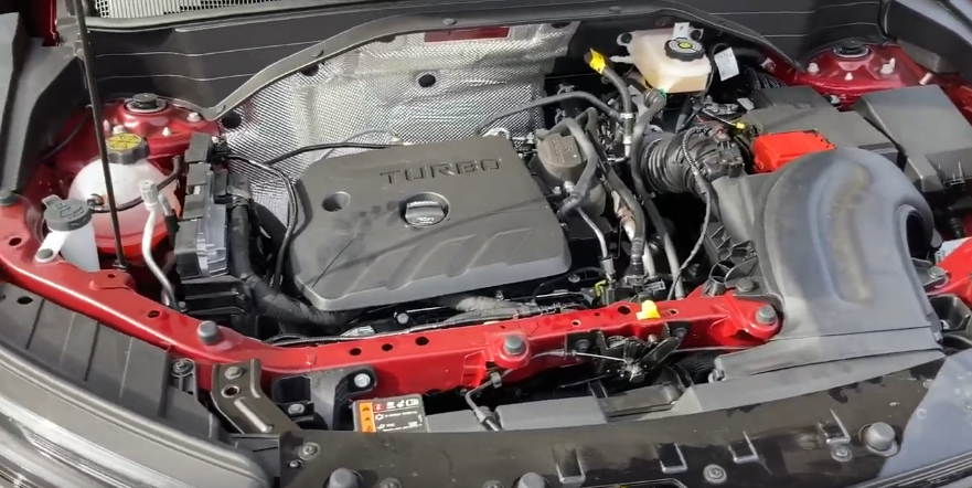 Подкапотное пространство вместе с двигателем 1,3.