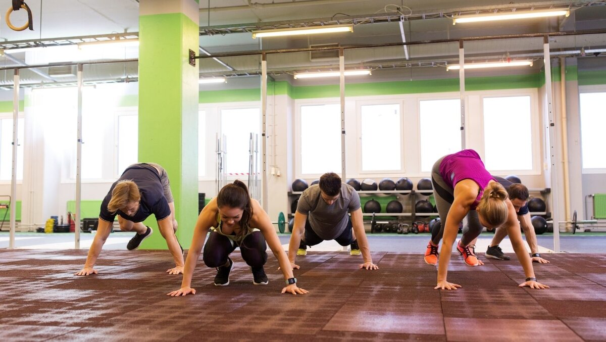 В зале каждый корячится по-своему, и калорий тратим мы неодинаковое количество на одни и те же движения.