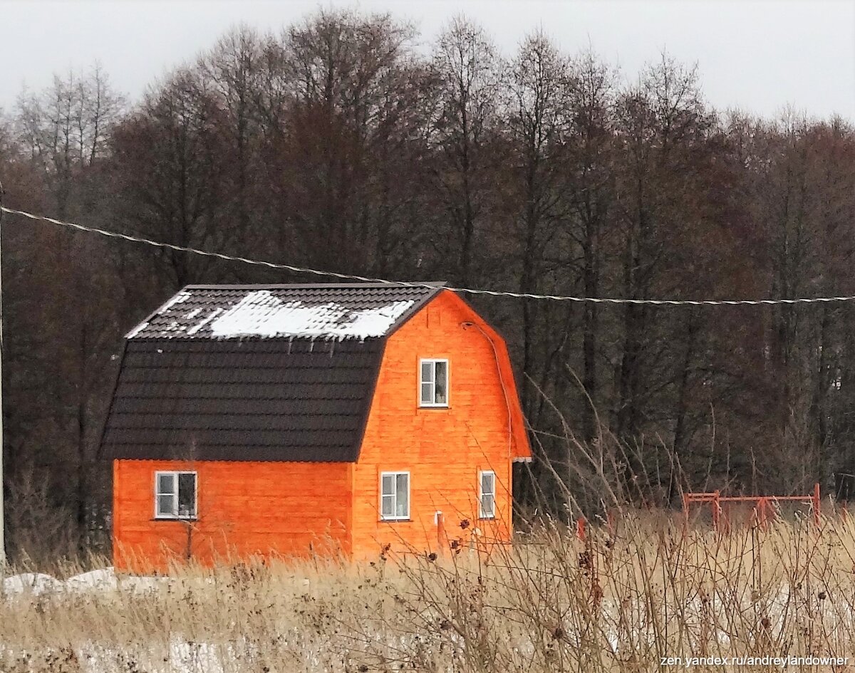 Типичный небольшой "бабушкин сундук" днём. Листайте вправо.