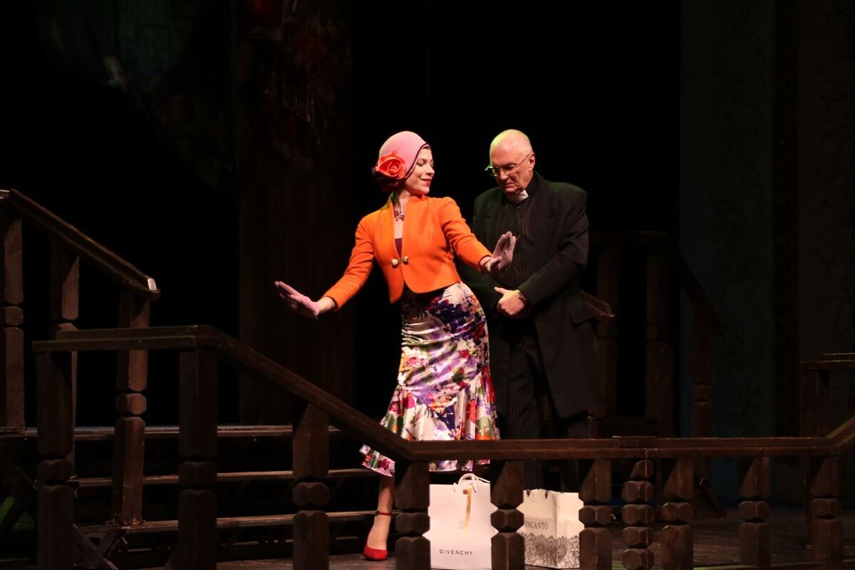 13 и 14 января в спектаклях НЭТа произошел ввод новой актрисы. Роль Мэг ("Примадонны") и стюардессы Марты ("Боинг-Боинг") вместо Екатерины Мелешниковой  играет Ксения Посохова.