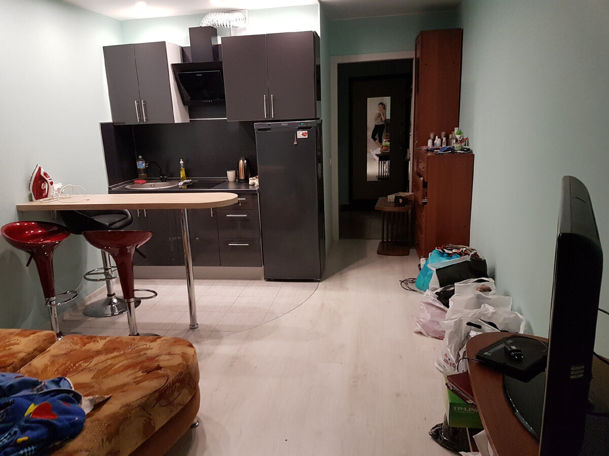 А это моя первая отдельная съемная квартира - как раз разбираю вещи