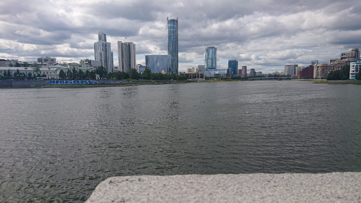 Вид с набережной на Исетский пруд 