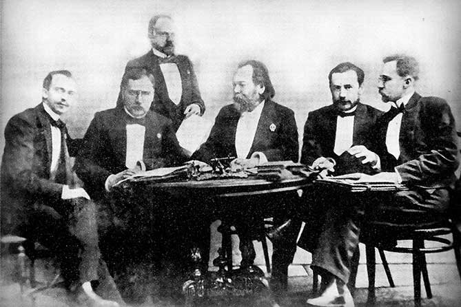 Адвокат Федор Плевако (сидит в центре) с представителями московской адвокатуры.