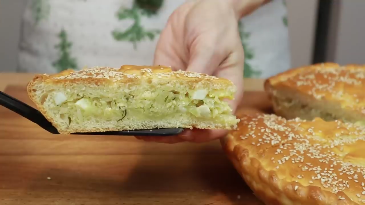 Пирог с капустой и яйцом. Заливной пирог на скорую руку. Заливной пирог на сковороде. Заливной пирог с капустой и фаршем. Заливной пирог.