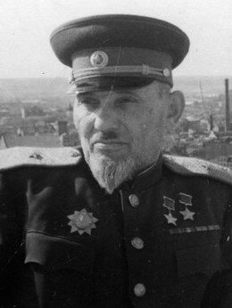 Си́дор Арте́мьевич (Артёмович) Ковпа́к (укр. Сідор Артемович Ковпак; 13 (25) мая 1887 года, с. Котельва Ахтырского уезда Харьковской губернии, Российская Империя, — 11 декабря 1967 года, г. Киев, УССР, СССР) — советский военачальник, государственный и общественный деятель. Во время Великой Отечественной войны — командир Путивльского партизанского отряда (позднее — Сумского партизанского соединения, затем — 1-й Украинской партизанской дивизии), член ЦК КП(б) Украины, генерал-майор (1943). Дважды Герой Советского Союза (1942, 1944) - Википедия