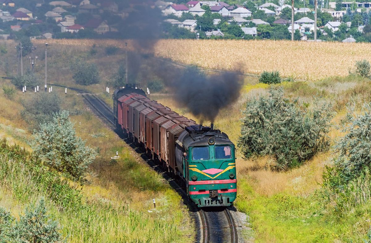 Фото с сайта https://railgallery.ru/, тепловоз-толкач 2ТЭ10М-2941А Молдавских железных дорог, автор Игорь Луговой