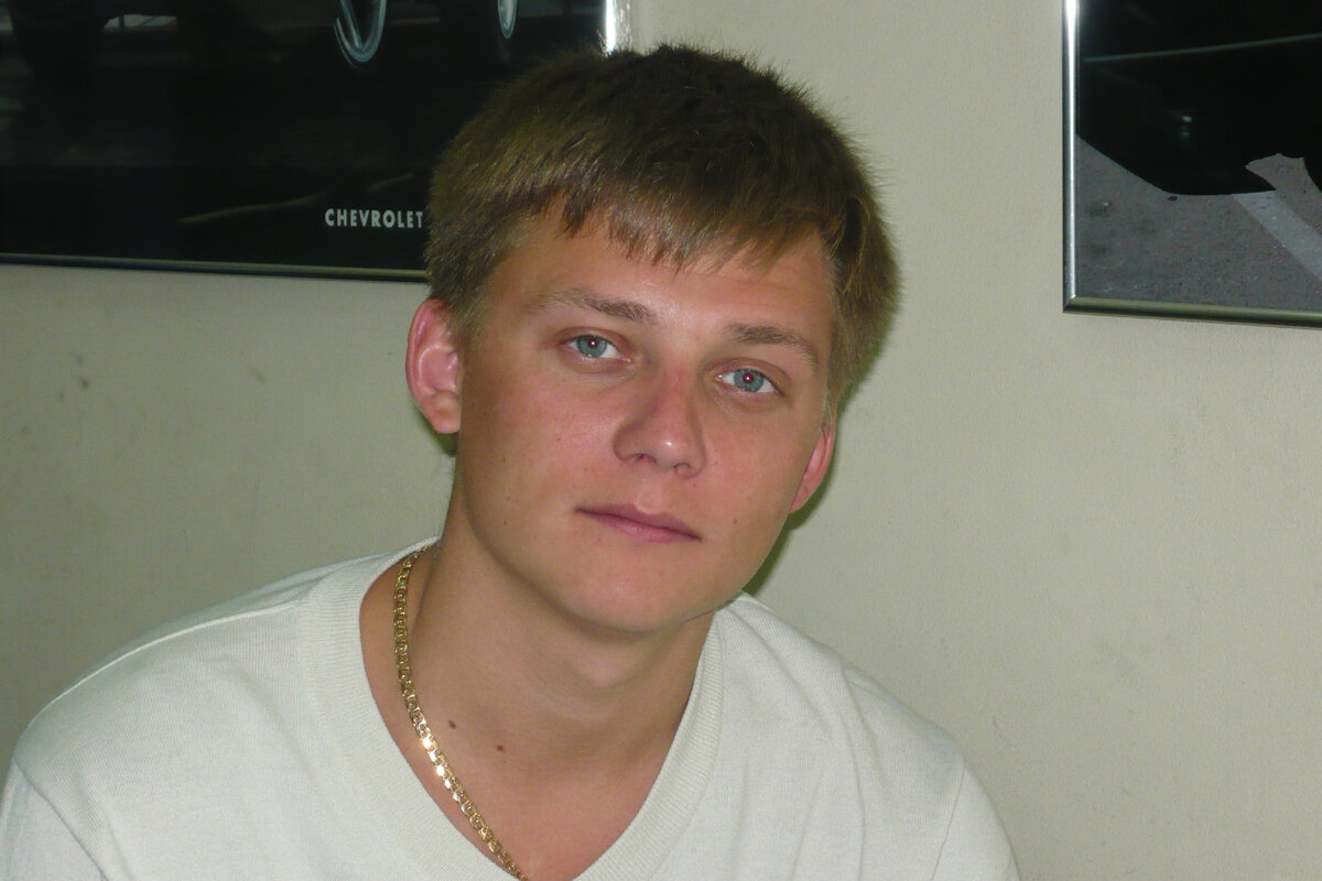 Асцендент в Тельце, Солнце в Рыбах (приятный молодой человек с грустным взглядом). Обратите внимание на симпатичную "венерианскую" внешность и массивную цепь не шее (часть тела Тельца)