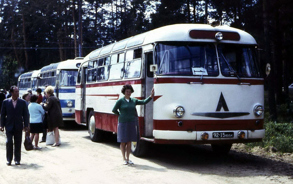 Пионерская транспорт. Автобус ЛАЗ 695 СССР. ЛАЗ-695 автобус. ЛАЗ-695б (1958—1964)[править |. Автобус в пионерлагерь СССР.