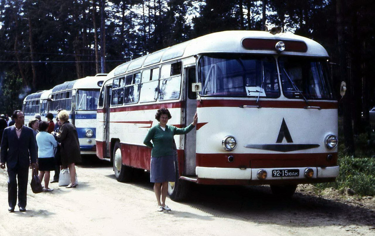 Автобусы времен ссср. Икарус 55. Автобусы СССР. Ретро автобус. Общественный транспорт в СССР.