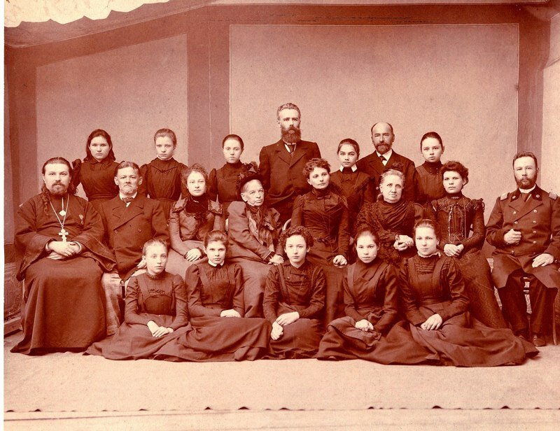 Житова Варвара Николаевна. Четвёртая слева в среднем ряду.