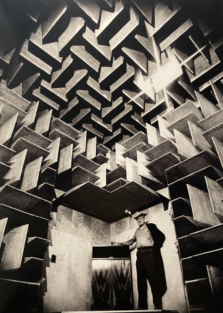 Пол Клипш с колонкой Klipschorn в безэховой камере KGI, Индианаполис, шт. Индиана, начало 1980-х гг.