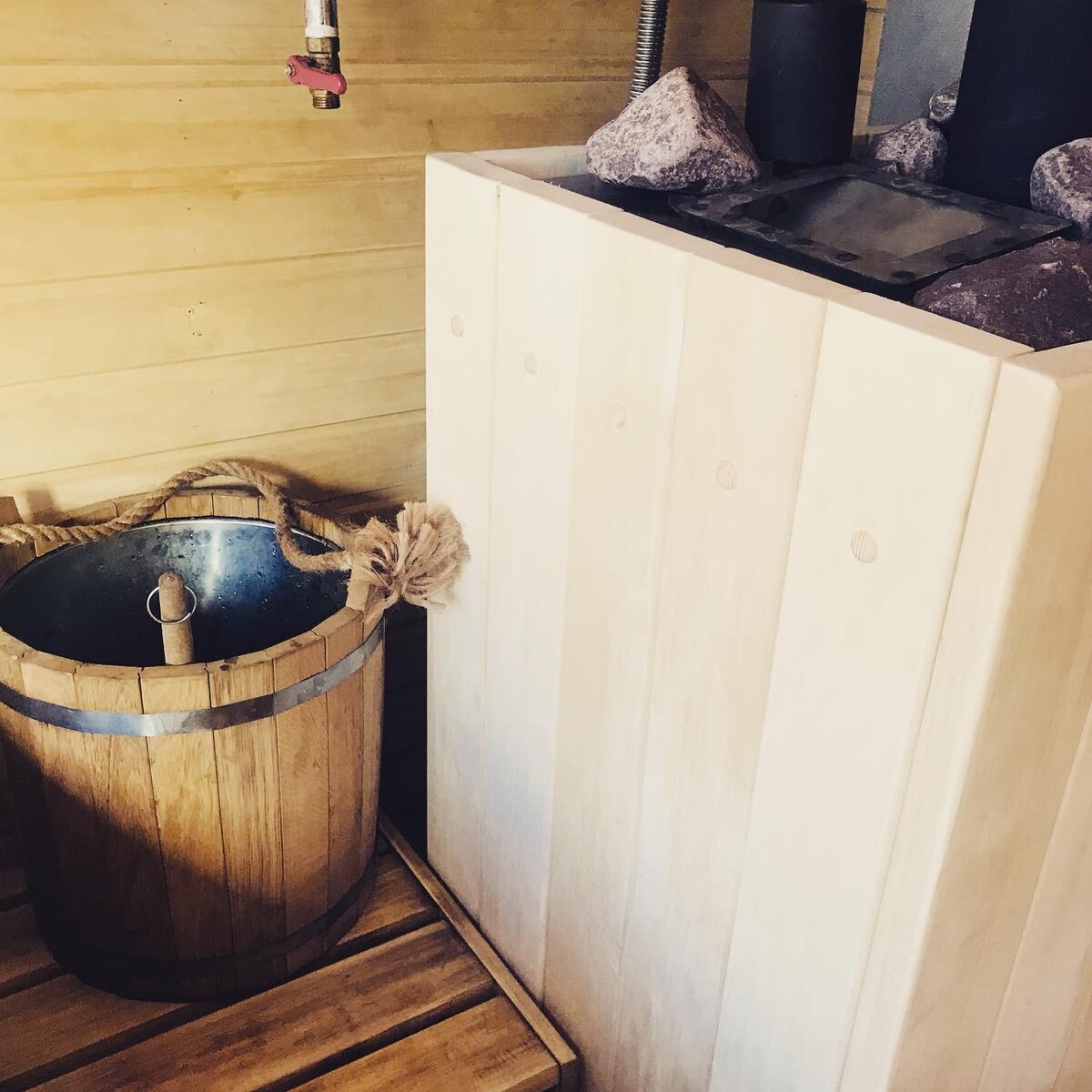 Печь Варвара облицованная осиновой доской.