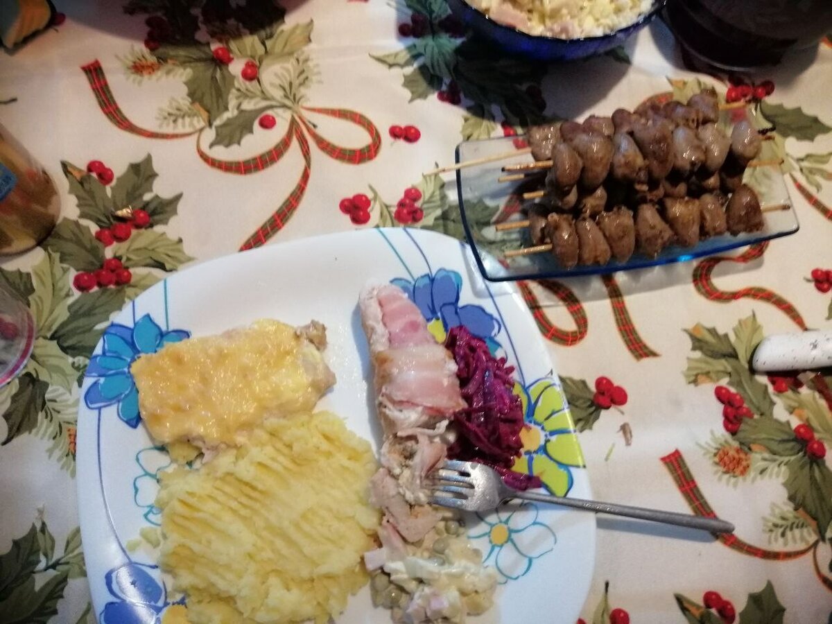Рулетики из куриной грудки в беконе и сыром рикотта.