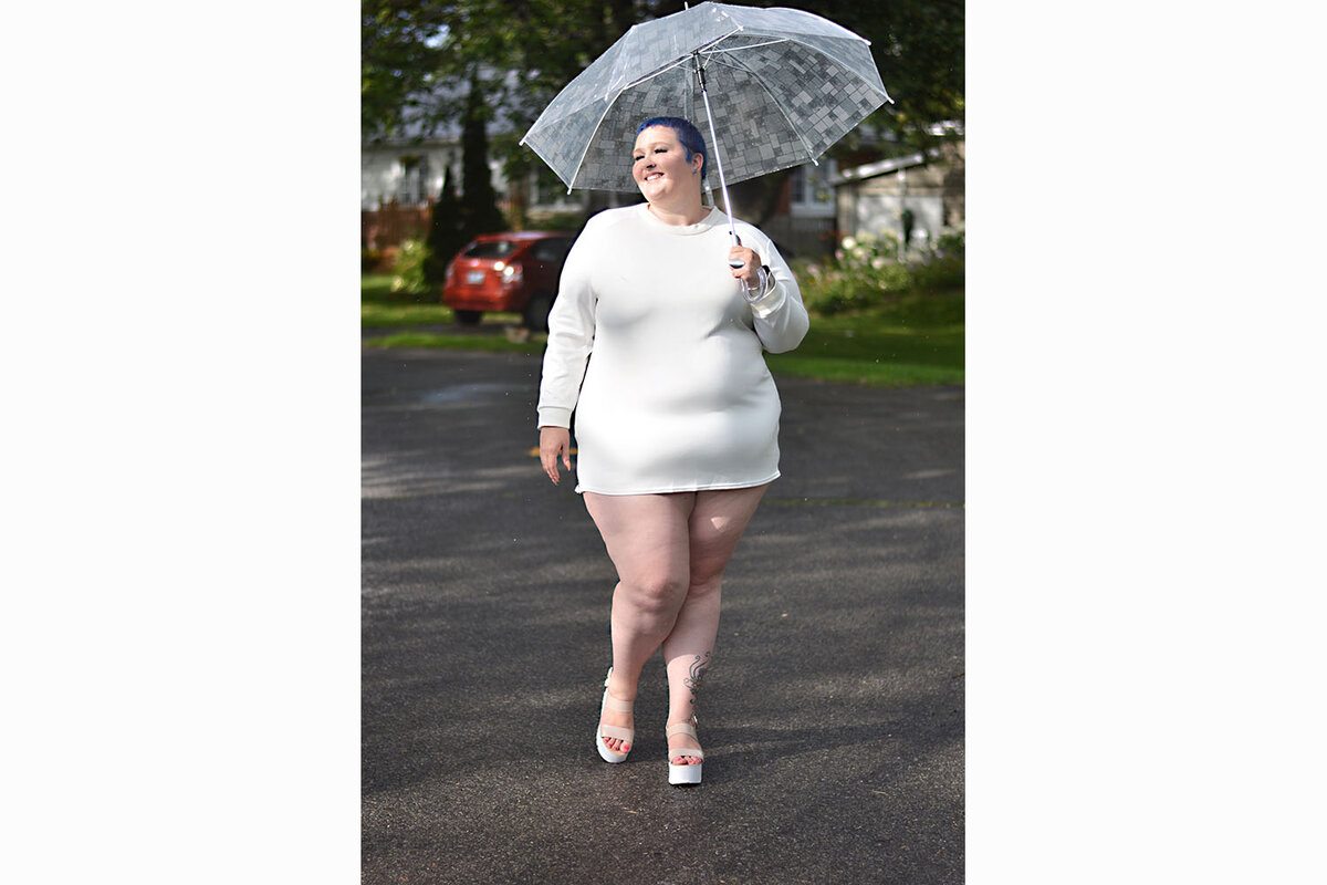 Морщин на платье нет, но оно подчеркивает форму живота, что в данной ситуации абсолютно лишнее. Куда симпатичнее смотрелась бы мужская белая рубашка из жесткой ткани или свободное худи с оптическими иллюзиями.