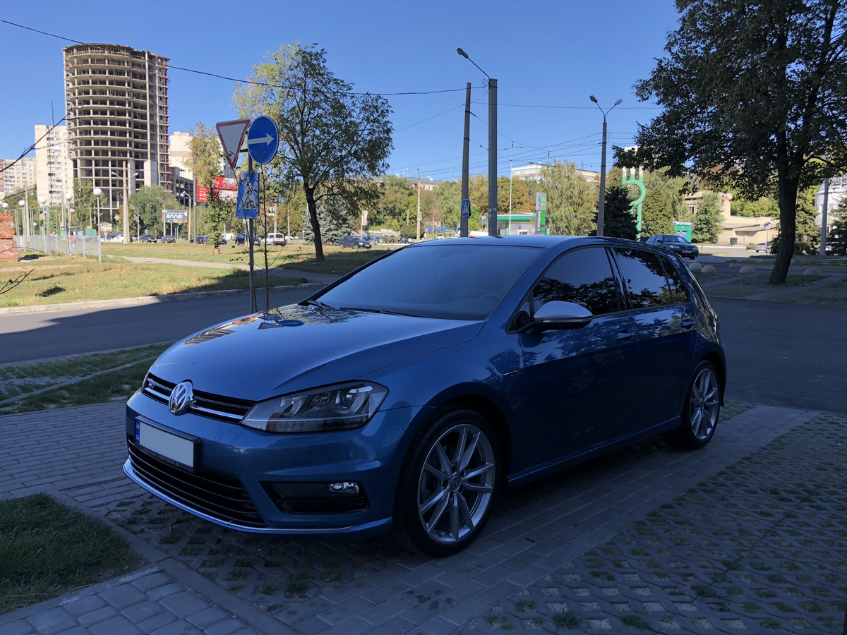 Два одинаковых гольфа (год, мотор), на втором доустановлены LED оптика, винтовая подвеска и большие диски - разница на лицо Добавьте описание
