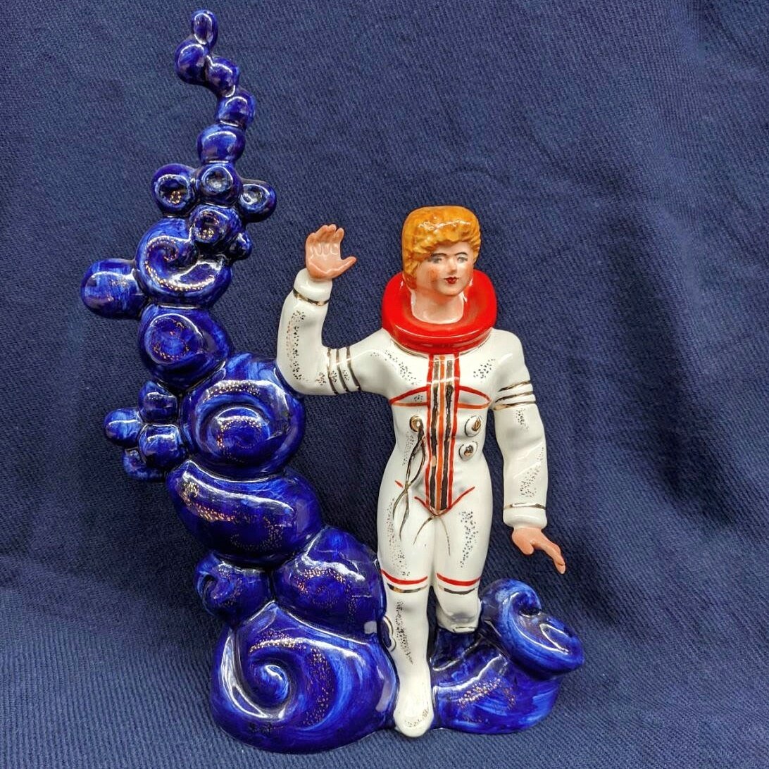 Скульптура "Терешкова" - размер 31,5 см, Гжель. 1960 годы, https://antikzone.ru/