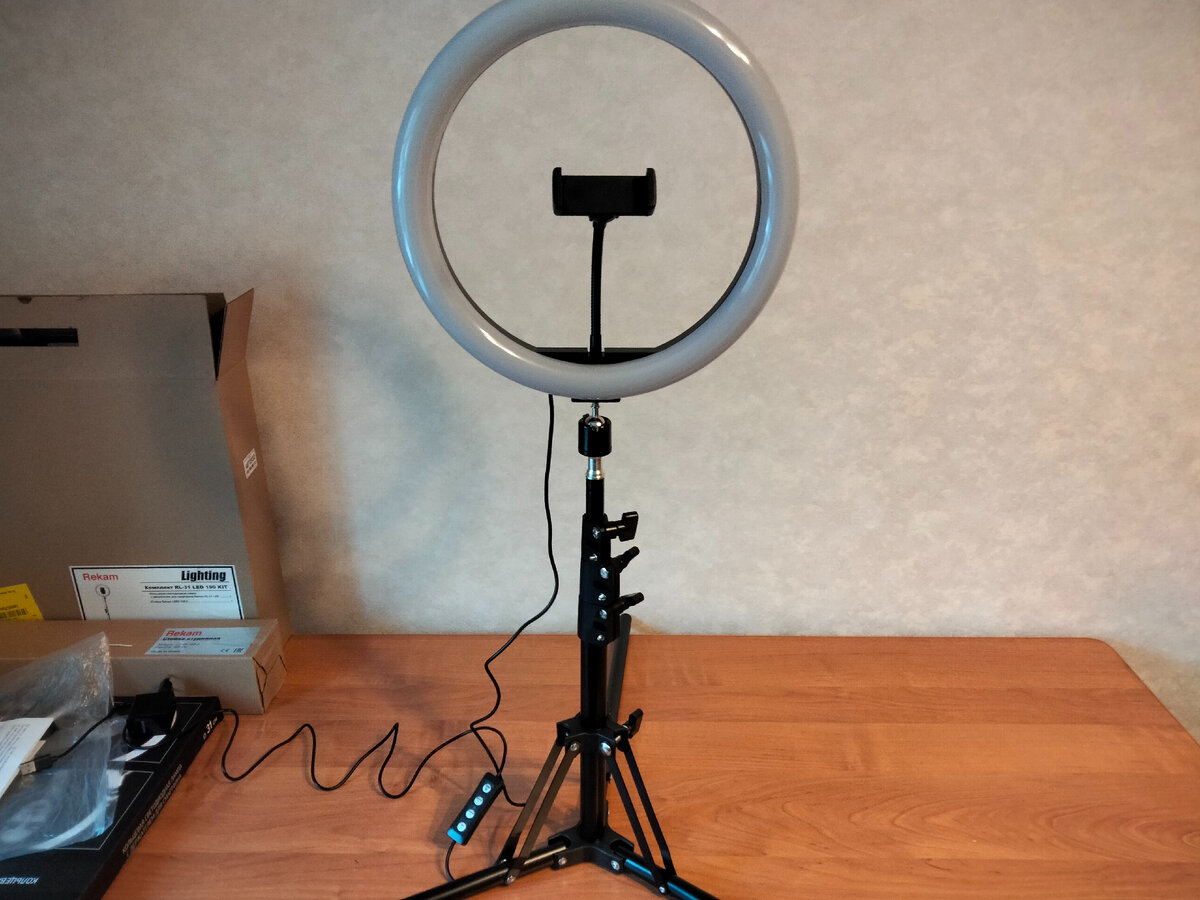 Кольцевая лампа «Rekam RL – 31 LED» с креплением для смартфона