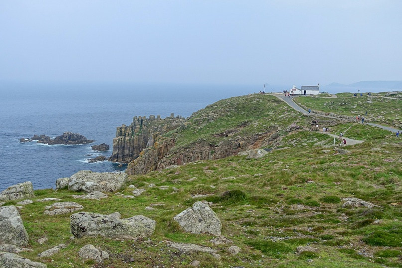 Лендс-Энд.https://commons.m.wikimedia.org/wiki/File:Land%27s_End_-_Cornwall,_England_-_DSC02049.jpg
