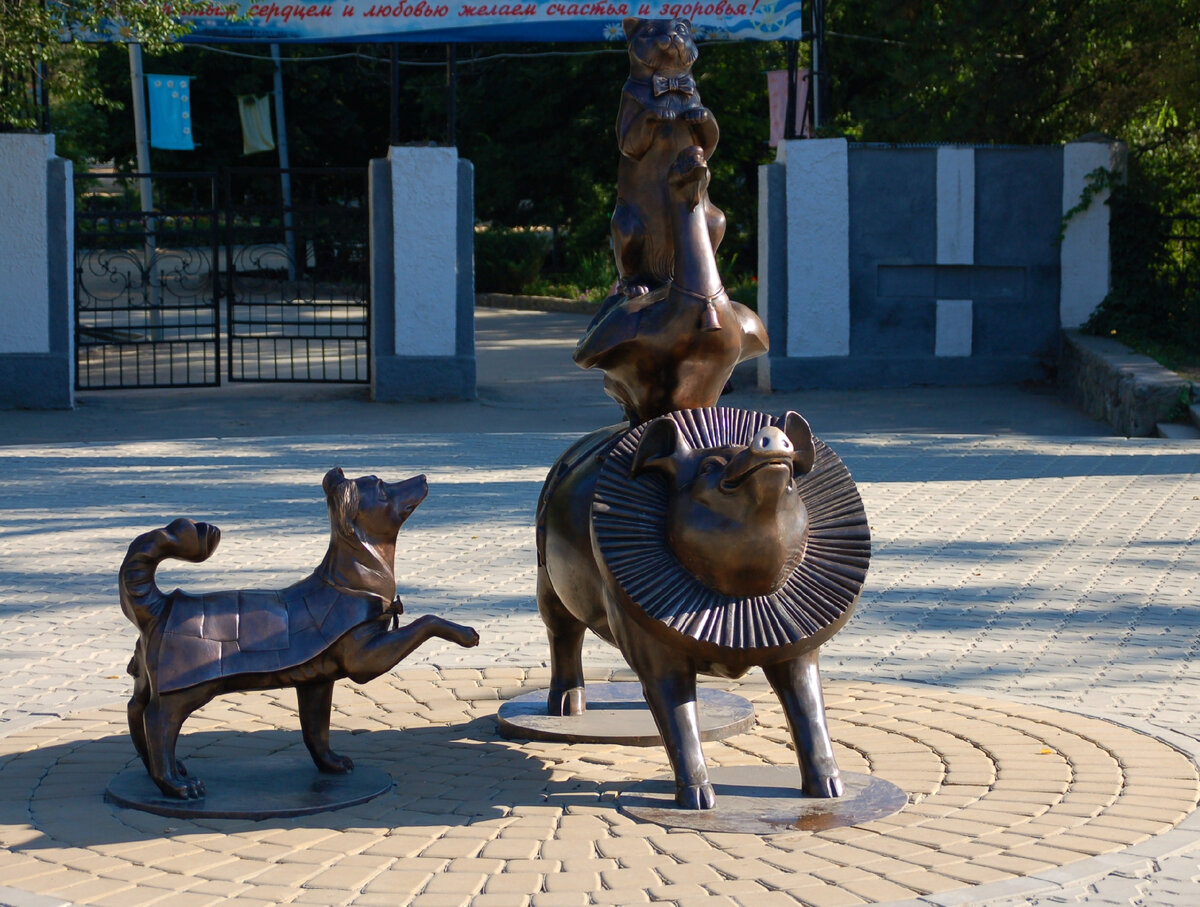 Памятник каштанке в Таганроге