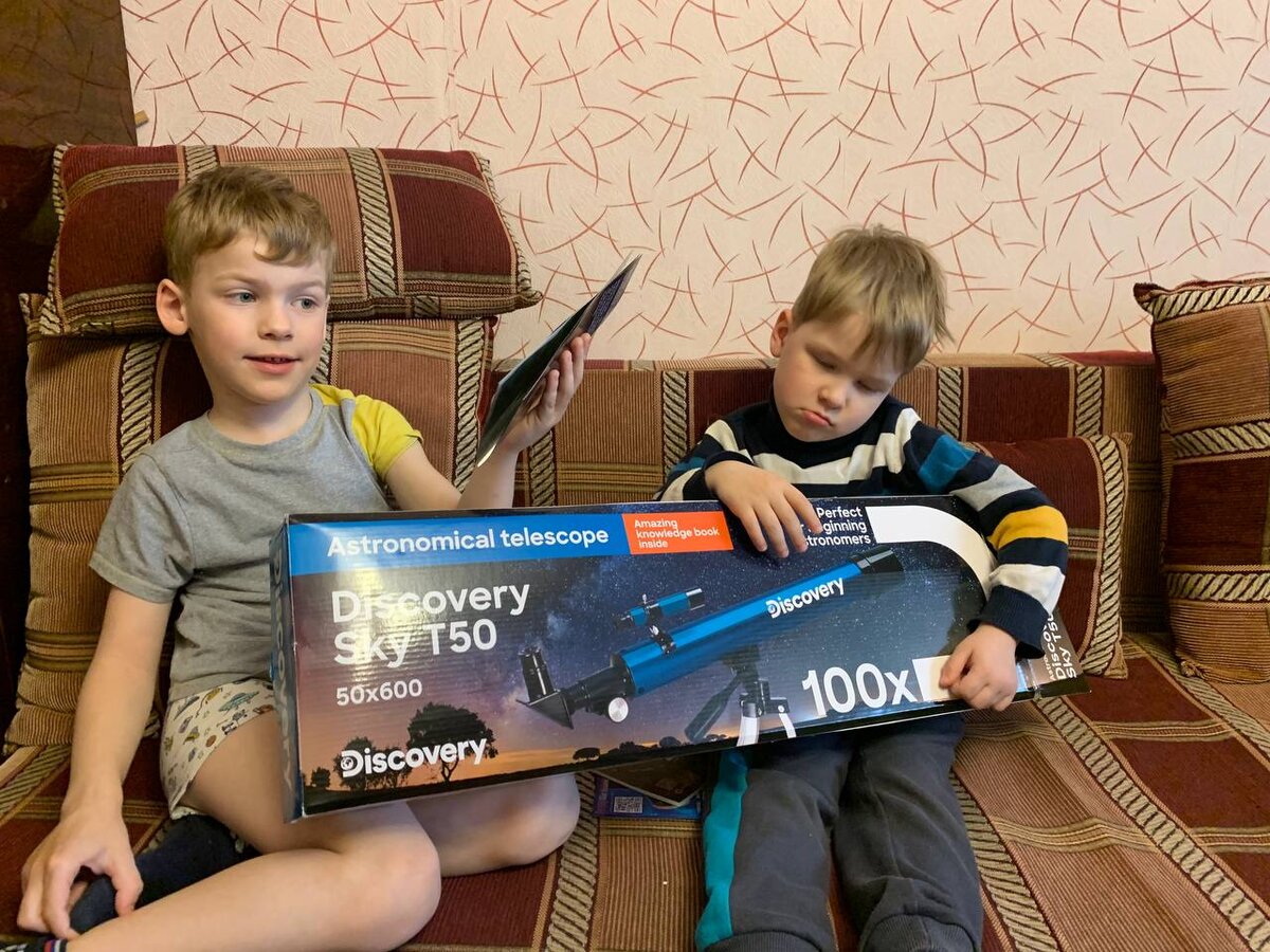 Часто разрешаю играть техникой. А вместо игрушек вполне могу подарить посильный прибор. 