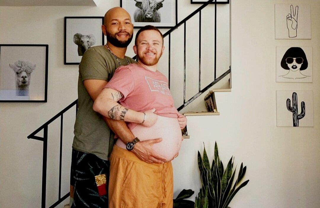 Вот два счастливых человека. Но пусть они свое счастье не навязывают и не искажают понятие материнства.