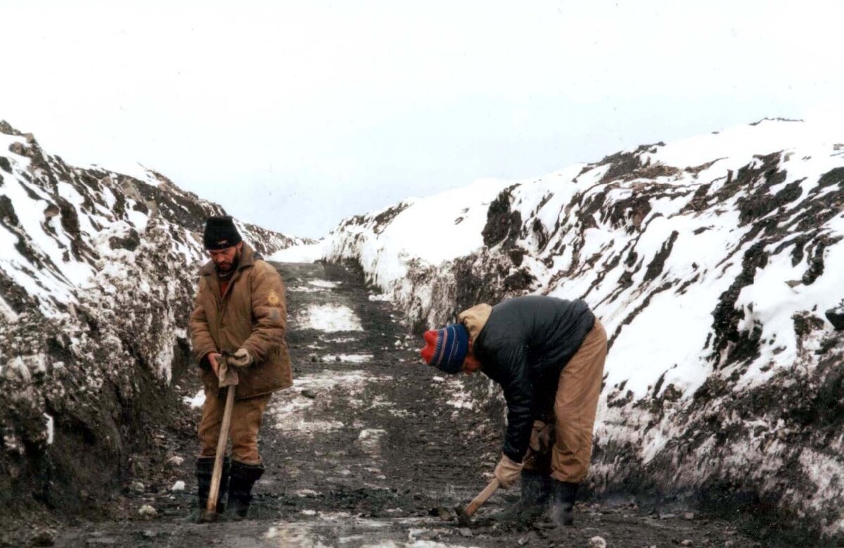 Работа на канавах, идет рыхление (формирование борозды) основания канавы и отбор проб