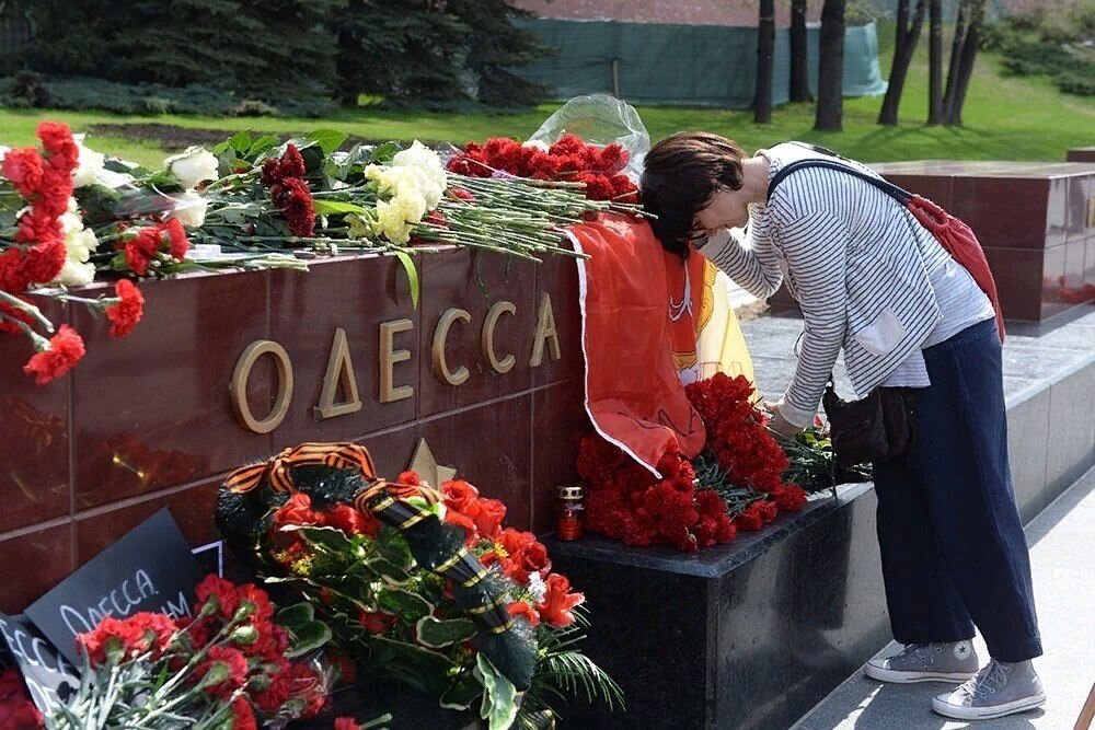 Где сейчас 2 мая. 2 Мая Одесса 2014 год трагедия. Одесса 2014 дом профсоюзов. Дом профсоюзов в Одессе 2 мая 2014. Память погибших в Одессе 2 мая.