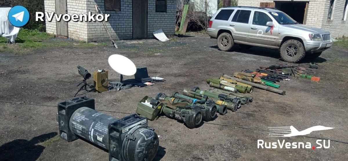 На фото, среди трофейного вооружения Терминал StarLink, по которому, очевидно, наводилась артиллерия. фото из телеграм-канала "полковник Ходарёнок"