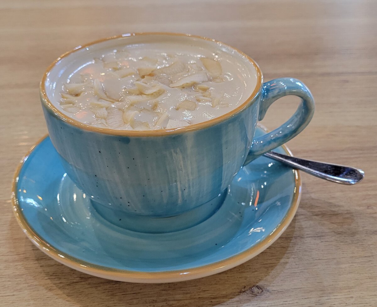 Кофе на кокосовом молоке с кусочками кокоса