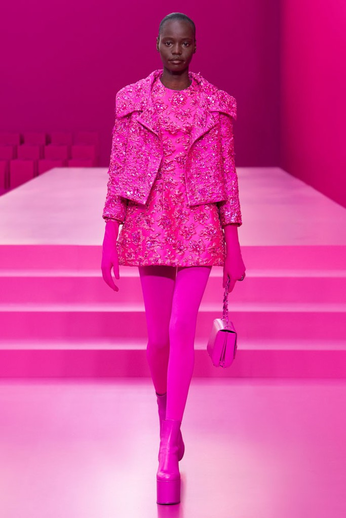  Тотал-луки в одном ярком цвете захватили публику Парижской недели моды. #Valentino посвятил целую коллекцию этому тренду. Казалось бы, всего два цвета. Скучно? Нисколько!