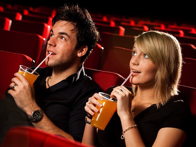 Пара в кафе. Можно сходить на свидание. Романтичное место для свидания. Можно сходить на свидание. Романтическое свидание.