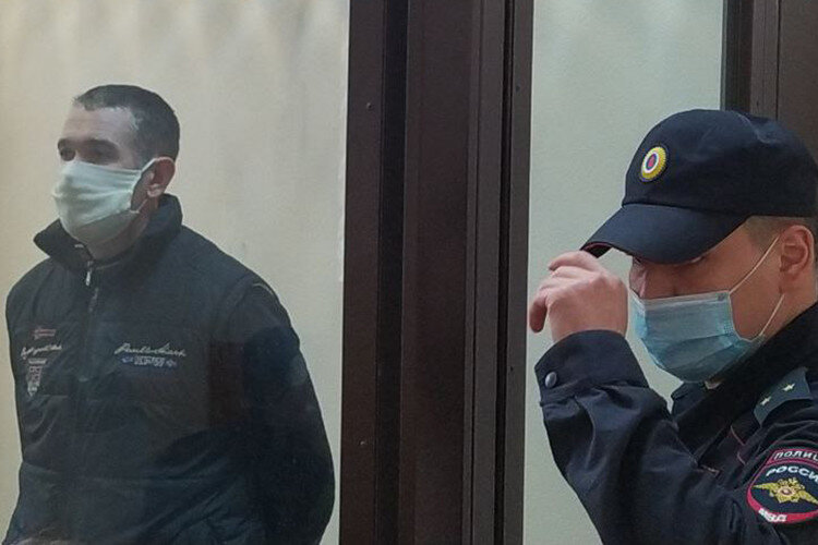 «Не могу ничего сказать». Допрос длился более четырех часов. Лоханов, находясь в стеклянной камере, постоянно вскакивал, возмущаясь ответами Ледянкина. Фото: Станислав Шемелов