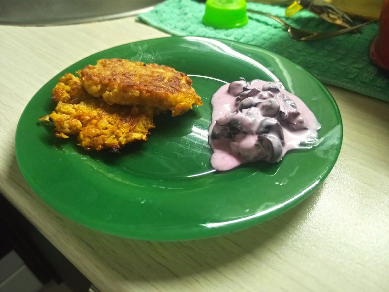 овсяно яблочные оладьи с виноградным соусом.