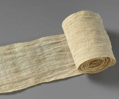 Несмотря на все достижения современной науки и промышленности у каждого в домашней аптечке есть достаточно ограниченный набор перевязочных материалов: бинты, пластыри, ну иногда и стерильная вата. Между тем, это довольно древние изобретения, мало изменившиеся к нашему времени.