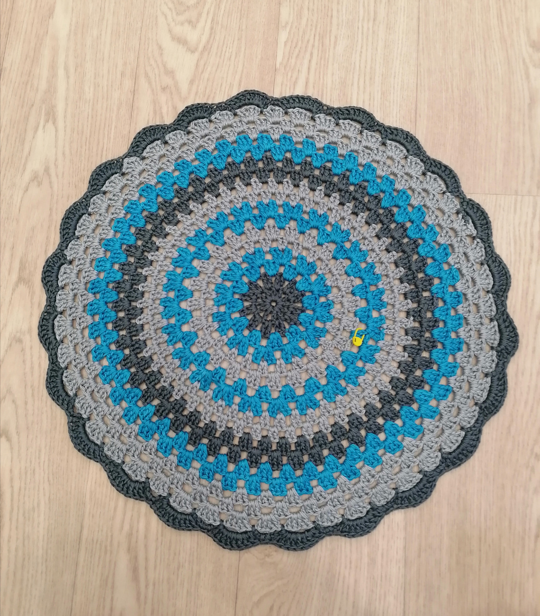 После душа на него очень приятно наступать, в нём нет ни грамма синтетики. Рекомендую 😄