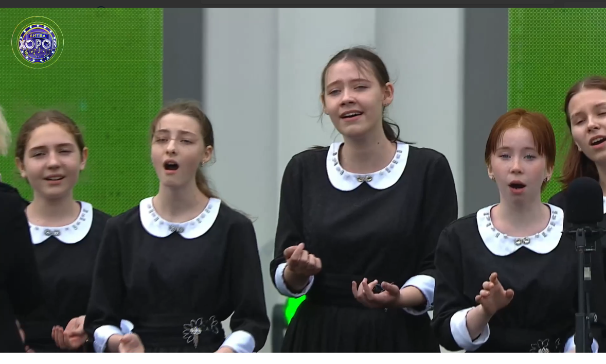 Девочки на сцене "Битвы хоров". Листайте дальше. 