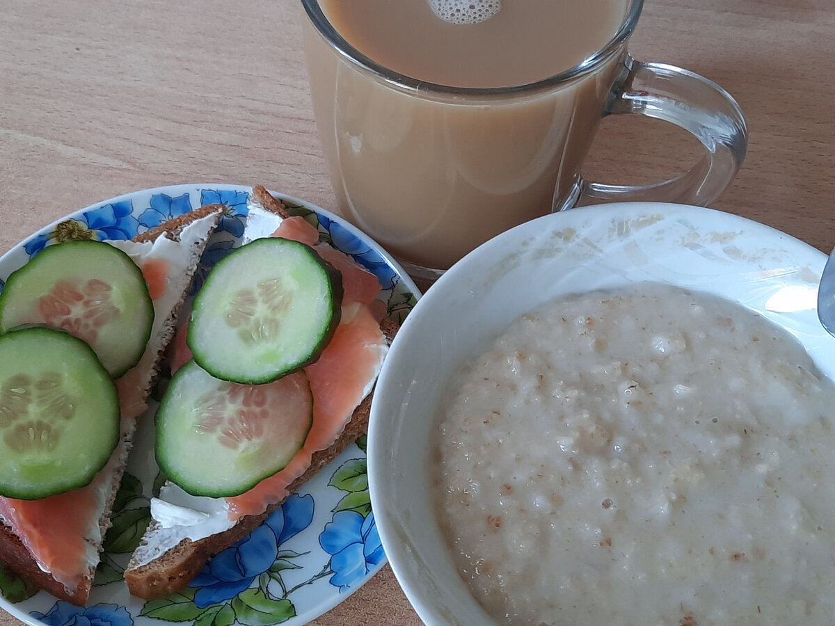 Каша овсяная на молоке, бутерброд с творожным сыром и форелью с/с,огурец, кофе 3 в 1.