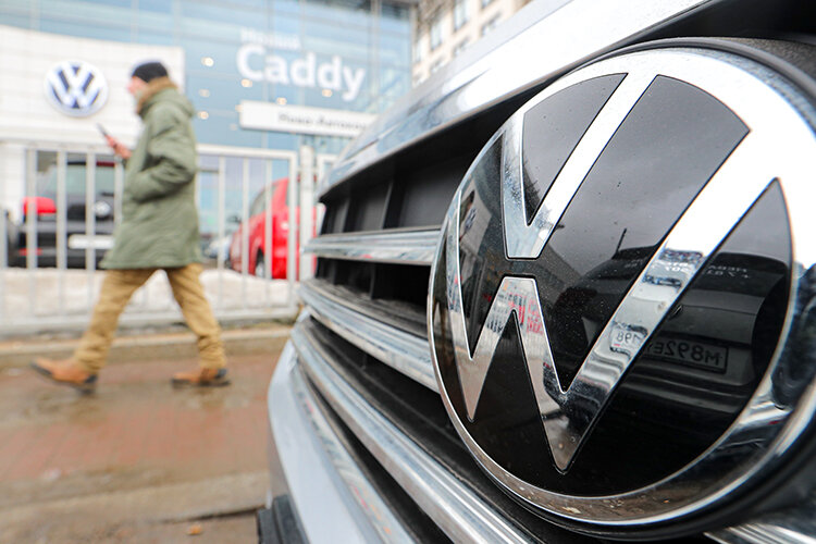 Сотрудникам, которые расторгнут трудовой договор до 17 июня, Volkswagen обещает выплатить до 6 окладов, тем, кто уволится до 29-го, — до пяти. Фото: © Igor Russak / dpa / www.globallookpress.com