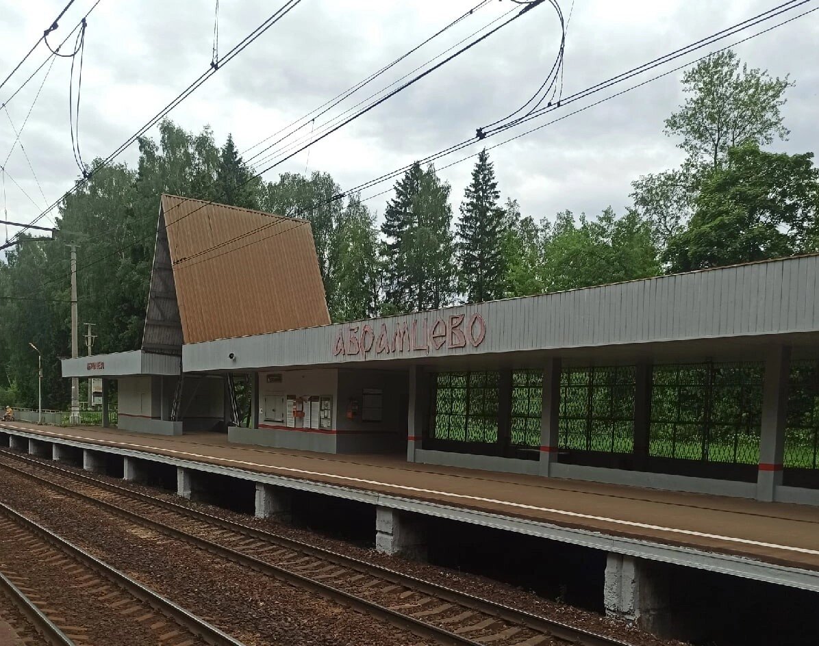 Пассажирский павильон на платформе. 